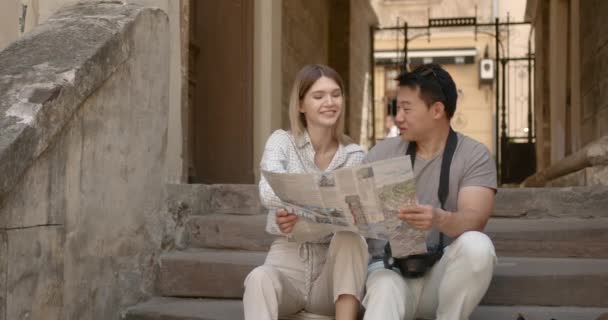 Young Couple Looking Map City Honeymoon Trip Backpacker Tourist Historical — 图库视频影像