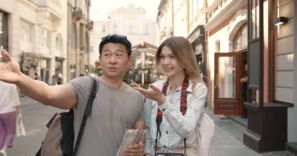 Young Couple Looking Map City Honeymoon Trip Backpacker Tourist Historical — Vídeo de Stock