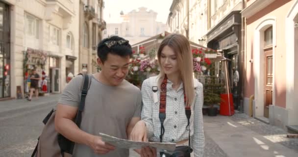 Young Couple Looking Map City Honeymoon Trip Backpacker Tourist Historical — Vídeo de stock