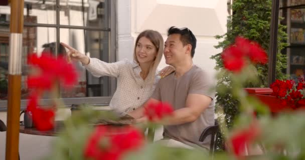Happy Young Tourist Couple Taking Selfies Enjoying Holidays Street Cafeteria — Stok video