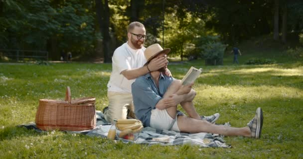 Чоловік Проводить Час Вихідні Хлопцем Літньому Пікніку Красива Бородата Гомосексуальна — стокове відео