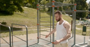 Spor sahasında antrenmandan önce kaslı sporcu vücudunu ısıtıyor. Sporcu spor yapıyor..