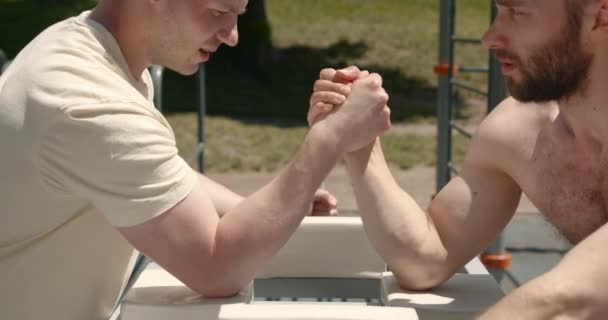 Twee Vrienden Die Buiten Een Armworstelwedstrijd Hebben Sport Hobby Concept — Stockvideo