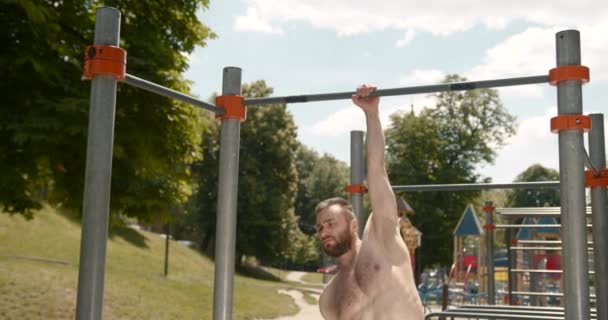 Young Bearded Man Doing Pull Ups Exercises Horizontal Bar Outdoors — Αρχείο Βίντεο