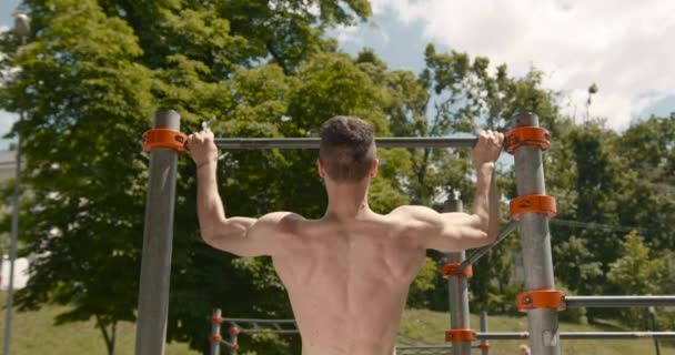 Young Bearded Man Doing Pull Ups Exercises Horizontal Bar Outdoors — Video Stock