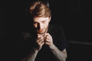 Mans plastik paketi kokain tozuyla tutuyor. Uyuşturucu bağımlısı ve bir doz almaktan zevk alıyor. Kokain koklayacağım..