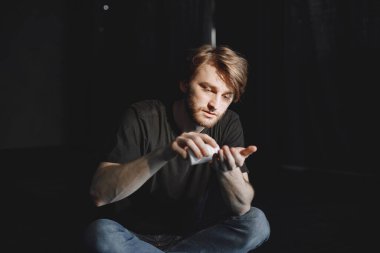 Depresyondaki adam intihara meyilli. Güçlü ilaçlar ve haplar alarak intihar etmek mi istiyorsun?