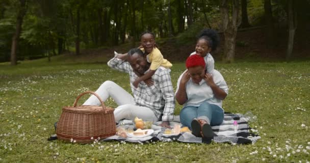Szczęśliwa Czarna Rodzina Odpoczywa Bawi Się Pikniku Parku Ciesząc Się — Wideo stockowe