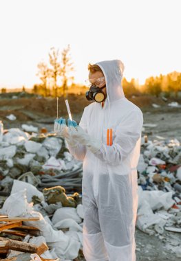 Çöp kutusunda tulumlu bir adam. Araştırma yapıyordum. Ekoloji kavramı, çevre kirliliği.