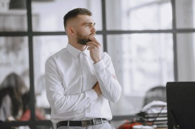 Adam belgeleri imzalıyor. Ofiste çalışan bir yönetici..