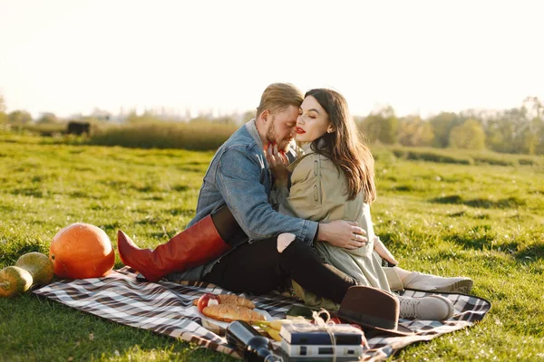 Pria Dan Wanita Berbusana Duduk Atas Karpet Piknik Pria Mengenakan — Stok Foto