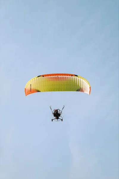 Silueta Křídla Paraglidistů Paraglider Pilot Moderního Soutěžního Křídla Paraglider Letí — Stock fotografie
