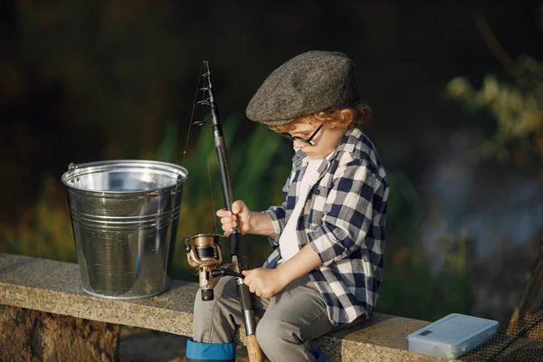 있는아이 격자무늬 셔츠와 모자를 낚시하는 — 스톡 사진