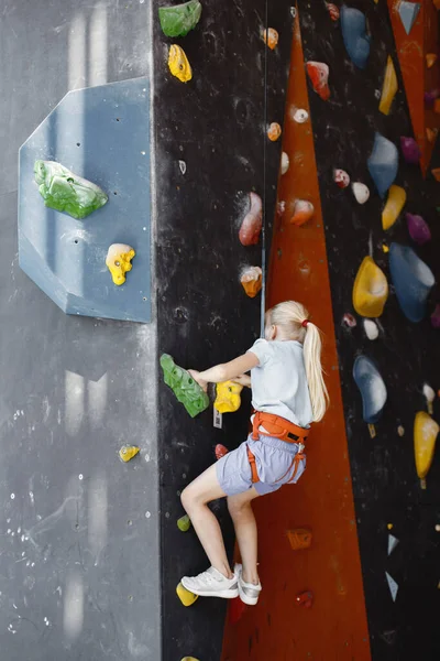 Mała Dziewczynka Siłowni Wspinaczkowej Dziewczyna Wspina Się Sztuczną Ścianę Nosząc — Zdjęcie stockowe