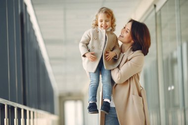 Anne ve kızı. Aile koridorda. Kahverengi ceketli kadın..