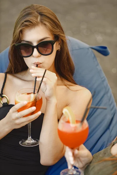 Blank Meisje Badmode Zonnebril Drinkt Cocktails Praat Met Haar Vriendin — Stockfoto