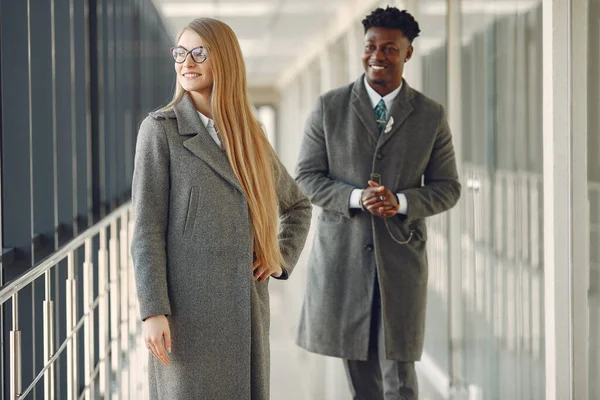 Schöner Mann Schwarzen Anzug Geschäftsmann Einem Büro Frau Mit Ihrem — Stockfoto
