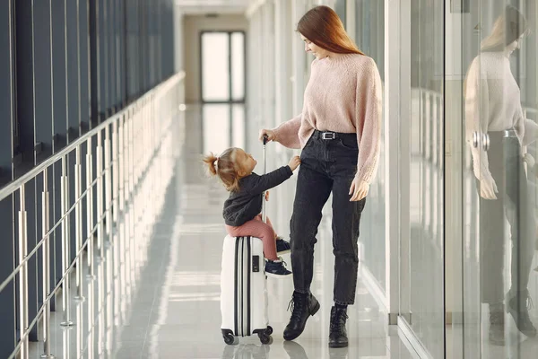 가족들은 공항에 있어요 어머니와 딸이요 가방을 — 스톡 사진