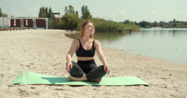 Młoda Kobieta Relaksuje Się Nad Jeziorem Macie Jogi Ćwiczy Jogę — Wideo stockowe