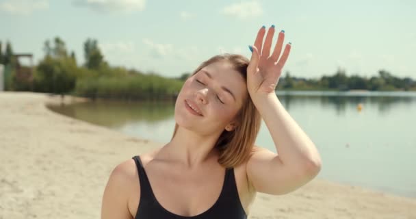Mujer Joven Relajándose Junto Lago Esterilla Yoga Practicando Yoga Haciendo — Vídeos de Stock
