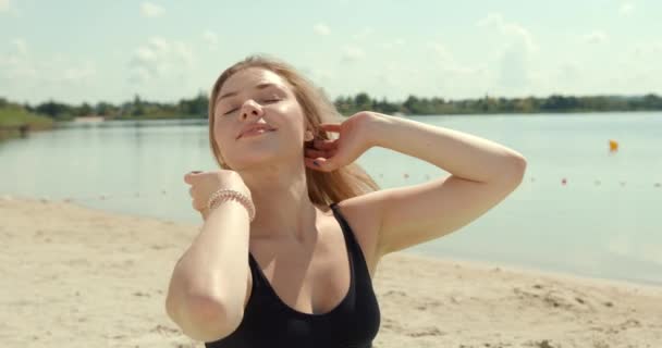 Sportovní Sportovní Mladá Žena Cvičit Trénovat Pláži Jezera Atraktivní Zdravá — Stock video