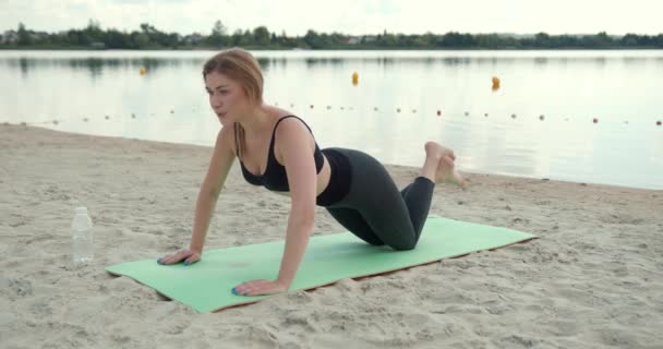 Sportowa Wysportowana Młoda Kobieta Ćwicząca Trenująca Plaży Nad Jeziorem Atrakcyjna — Wideo stockowe