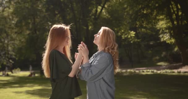 一对同性恋夫妇在公园里玩得很开心 恋爱中的女人花时间彼此拥抱 Lgbtq概念 — 图库视频影像