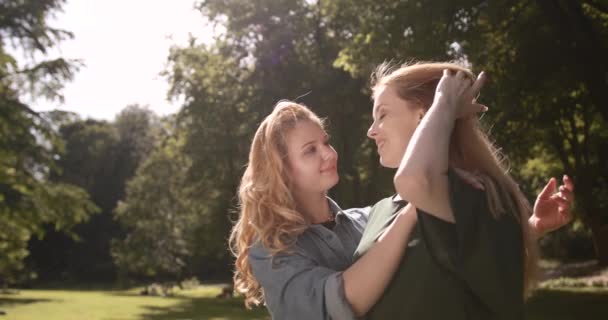 Ζευγάρι Λεσβιών Διασκεδάζει Στο Πάρκο Ερωτευμένες Κυρίες Αγκαλιάζονται Μεταξύ Τους — Αρχείο Βίντεο