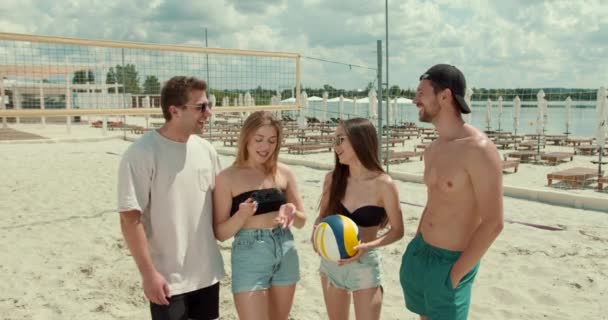 Voleybol Takımı Maçtan Önce Konuşuyor Eğleniyor Arkadaşlar Hafta Sonu Plajda — Stok video