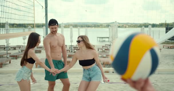 Jovem Torcendo Uma Bola Dedo Amigos Jogadores Voleibol Atrás Rede — Vídeo de Stock