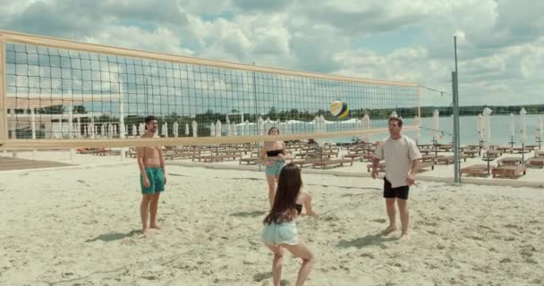 Друзі Русі Грають Волейбол Березі Озера Літні Канікули Спорт Вихідні — стокове відео