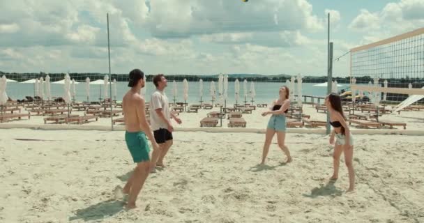 Amigos Movimiento Jugando Voleyball Lago Vacaciones Verano Deportes Vibraciones Fin — Vídeo de stock