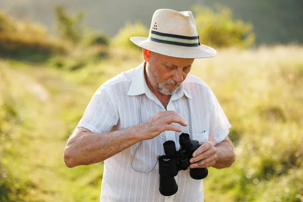 Portrait Mature Man Binoculars Field Bearded Caucasian Man Looking Binoculars — Stock Photo, Image