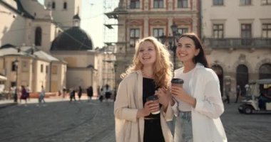 Mutlu kız arkadaşlar şehir merkezinde gerçekten eğleniyor. Arkadaşlık ve lgbtq konsepti. Kadın arkadaşlarla modern yaşam tarzı.