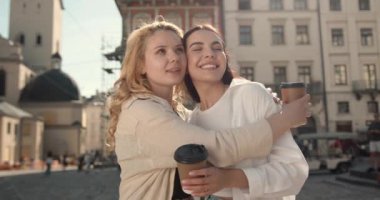 Lezbiyen, lgbtq toplumu. Kasabada bir yaz gününde iki kız arkadaş birlikte eğleniyor. Sarılmak, el ele tutuşmak, yürürken eğlenmek. Esmer ve sarışın kız..