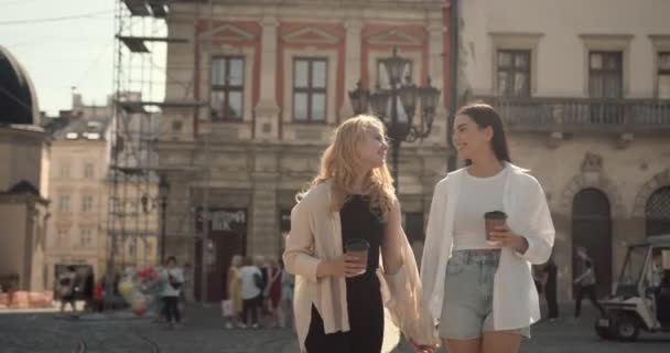 Ευτυχισμένες Φίλες Που Διασκεδάζουν Περπατώντας Στο Κέντρο Της Πόλης Φιλία — Αρχείο Βίντεο