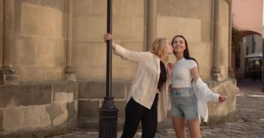 Lezbiyen, lgbtq toplumu. Kasabada bir yaz gününde iki kız arkadaş birlikte eğleniyor. Sarılmak, el ele tutuşmak, yürürken eğlenmek. Esmer ve sarışın kız..