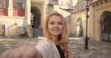 Igbt lezbiyen kızları kavramı. Genç kız sevgilisinin elini tutuyor ve kameraya bakıyor. Eski şehir sokağında dikiliyorum.