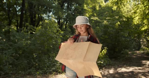Navigieren Sie Wald Hipster Teenager Mädchen Mit Landkarte Auf Der — Stockvideo