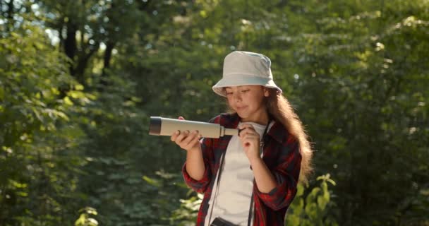 Kaukasisches Junges Mädchen Blickt Durch Ein Monokular Auf Der Suche — Stockvideo