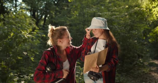 Glückliche Wochenend Aktivitäten Wald Teenager Tochter Und Mutter Mit Einer — Stockvideo