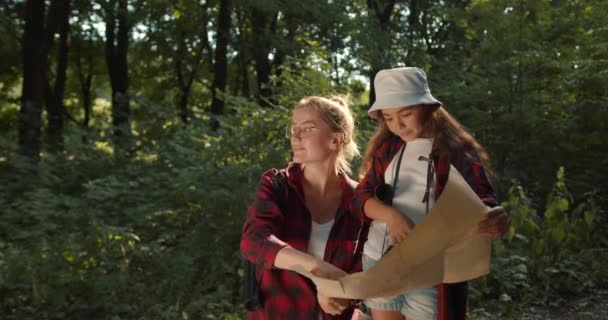 Atividades Fim Semana Felicidade Floresta Filha Adolescente Mãe Usando Mapa — Vídeo de Stock