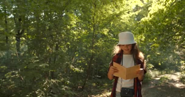 Navegar Bosque Hipster Adolescente Con Mapa Busca Dirección Temporada Verano — Vídeo de stock
