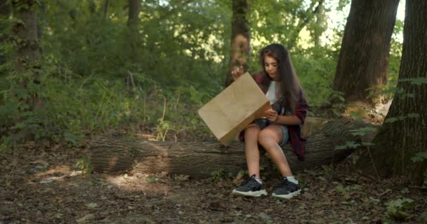 Navigieren Sie Wald Hipster Teenager Mädchen Mit Landkarte Auf Der — Stockvideo