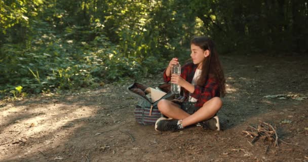 Νεαρή Κοπέλα Κάνει Πεζοπορία Μόνη Της Στο Καλοκαιρινό Δάσος Έφηβος — Αρχείο Βίντεο
