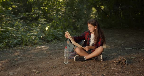 Ormanda Yön Bulmak Haritalı Hippi Genç Kız Yön Arıyor Yaz — Stok video
