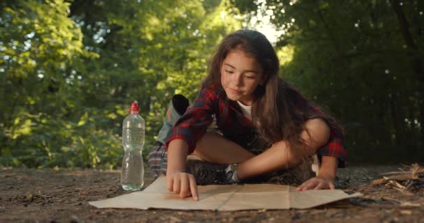 在森林中航行 嬉皮士少女与地图寻找方向 — 图库视频影像