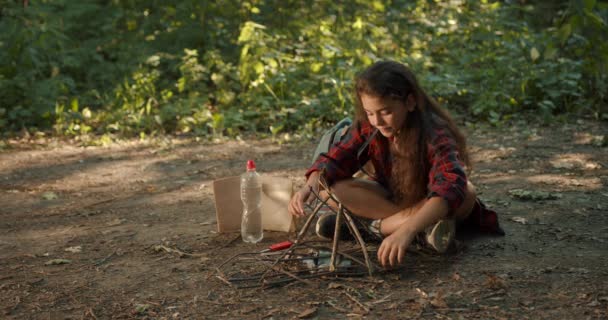 女の子は火のために棒を置く Hキャンプの概念 自然へのレジャーと旅 — ストック動画