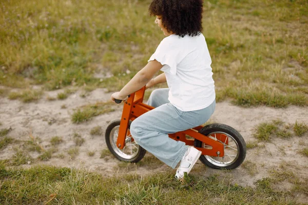 Счастливой Малышки Красном Велосипеде Малыш Учится Кататься Велосипеде Африканской Девушки — стоковое фото