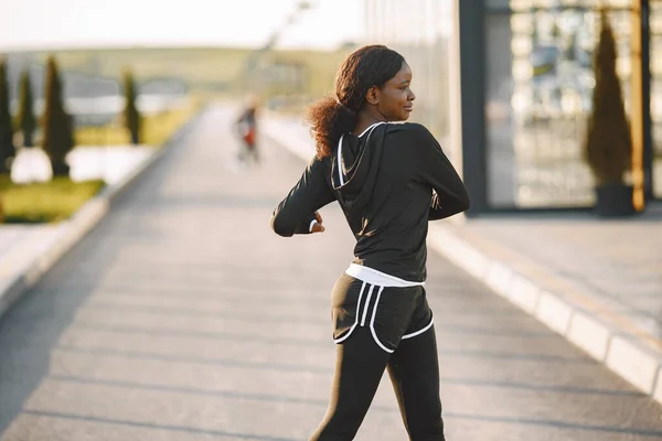 Αφροαμερικάνικο Μοντέλο Γυμναστικής Εξωτερικούς Χώρους Γυναίκα Που Φοράει Μαύρα Αθλητικά — Φωτογραφία Αρχείου